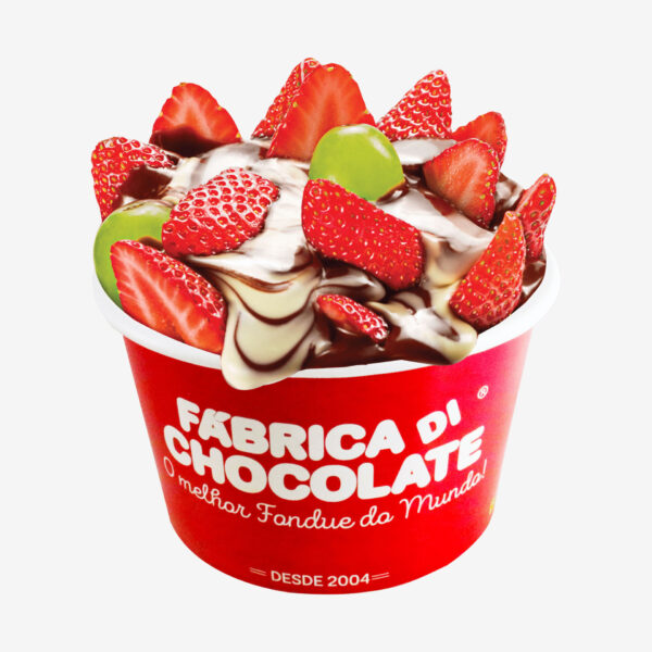 Frutas frescas da estação cobertas com chocolate padrão belga.